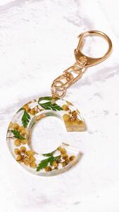 ハンドメイド バッグチャーム イニシャルキーホルダー アルファベットキーホルダー C ドライフラワー ライスフラワー 黄 レジン