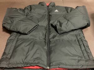 美品adidasダウン55％フェザー45％黒、赤、ロゴシルバー、ダウンジャケット　サイズ160