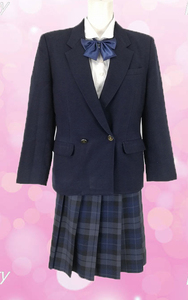 女子高生 制服コスプレ 紺色ブレザー, 紺/黒チェック柄スカート, 白色ブラウス、青色サテンリボン　高校