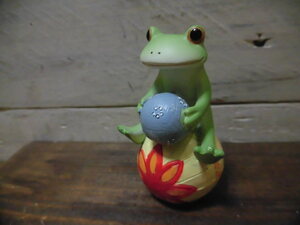 ◎樹脂製◎かえる カエル 蛙 の置物 オブジェ 雑貨　毬遊び
