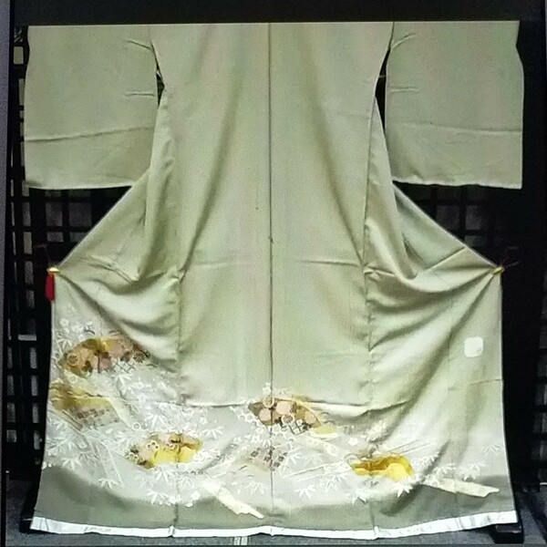 期間限定大特価！特選正絹手描京友禅色留袖（未仕立て品）です。カラーは薄い抹茶色で柄は古典的な扇花と笹の柄