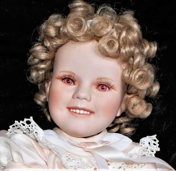 作家名◆Elke Hutchens・シャーリー・テンプル・ポーセリン・大変珍しいレッドアイ・他にない人形が好きな方に・高さ約32㎝