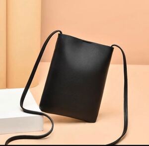 ショルダー ポシェット 韓国 サコッシュ 合皮 フェイクレザー 黒 シンプル ミニバッグ スマホポーチ スマホショルダー ブラック