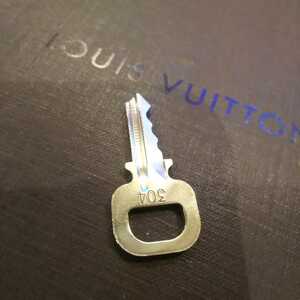 送料無料 鍵のみになります。 美品 Louis Vuitton パドロック カデナ 南京錠 ルイヴィトン 鍵 ゴールド 304