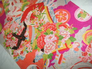 ：古布１１１：紋錦紗縮緬　正絹　ローズピンク色　鳳凰・鶴・松・色々な花などの柄　１５０㎝×３４㎝　市松人形　縮緬細工　ハギレ