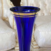 r13r80 美品♪ コバルトブルーカラーに優美なフラワーが描かれた ボヘミアガラス花瓶 フラワーベース 金彩ラインが格調高さを演出する_画像2