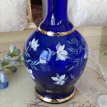 r13r80 美品♪ コバルトブルーカラーに優美なフラワーが描かれた ボヘミアガラス花瓶 フラワーベース 金彩ラインが格調高さを演出する_画像3
