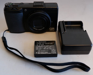 31　■RICOH GRⅢ コンパクトデジタルカメラ　充電器、充電池付属　簡単な動作確認済 1円～