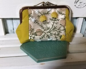 小花刺繍のがま口ポーチ
