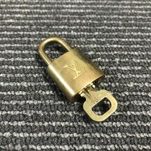 【ルイヴィトン】本物 LOUIS VUITTON パドロック 南京錠 LVロゴモチーフ 鍵付き No.304 カデナ 送料370円 5_画像3