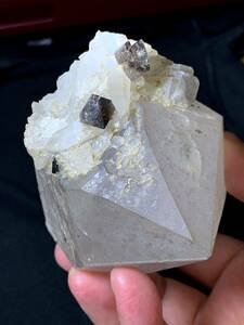 灰重石と蛍石の付いた大型水晶・635g（中国産鉱物標本・湖南省産）