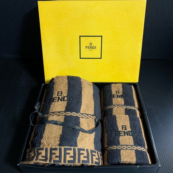 即納!最大半額!】 ズッカ柄フェイスタオル2枚セット FENDI - タオル ...