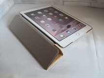 (アウトレット h-04) 薄型 軽量 iPad 第6世代/ 第5世代/ iPad Air/Air2 共用 シャンパンゴールド レザー スマートケース スタンド機能付き_画像2