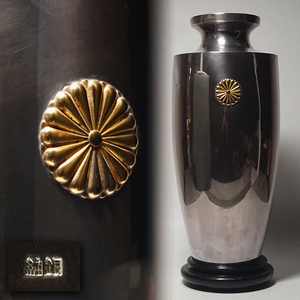 慶應◆天皇家御下賜品 御菊紋章付 純銀製大花瓶 1870g 唐木台座 元箱