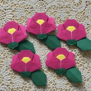 折り紙 冬の花 椿 つばき ボタン色 壁面飾り 施設 病院 保育園 ハンドメイド