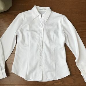 白 長袖シャツ