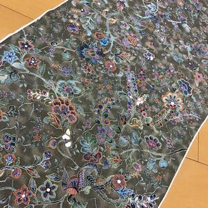 ★着物ハギレ 更紗花喰い鳥金彩縮緬 灰緑半身頃★69 古布 リバティ はぎれ 花柄