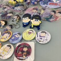 【中古】おそ松さん　グッズ　大量セット　缶バッチ　フィギュア　ストラップ　欠品あり　100サイズ_画像9