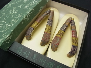 着物屋こころ■極上 龍村美術織物 和装小物 草履 紅牙瑞錦 名物裂鼻緒 逸品 新品 ck1323