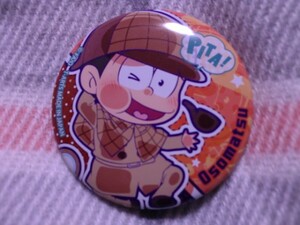 おそ松さん ぴた!でふぉめ「おそ松　なごみ探偵」缶バッジ　私服ver.