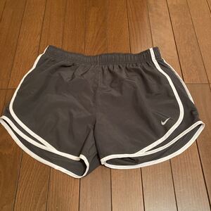 ★NIKE ナイキ DRY-FIT ランニング ウォーキング スポーツウェア ショートパンツ ナイロン グレー×白ライン ウエストゴム+紐 XL メッシュ