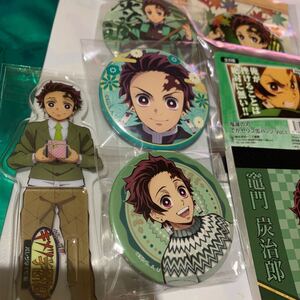 竈門炭治郎 【鬼滅の刃】キメツ学園 アクリルスタンド 缶バッジ メモ帳 ステッカー ミニハンカチ 他にプレゼント付き