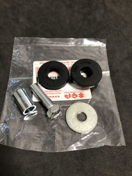 RG250 タンククッション (ボルト付き)後ろ側 RG250E 純正新品 X7