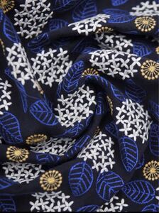 刺繍柄のハギレ