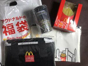 マクドナルド　福袋　2022年 グッズ4点セット　保温、保冷リュック　ポテトライト　ポーチ　コップ（黒）