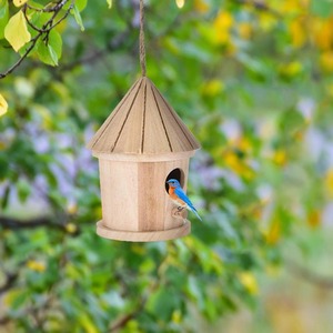 ■即決 最安値 海外限定■庭木用ぶら下げ型の鳥の巣箱　小鳥を庭に呼び込める　木製でかわいいとんがり屋根型　ガーデニングに