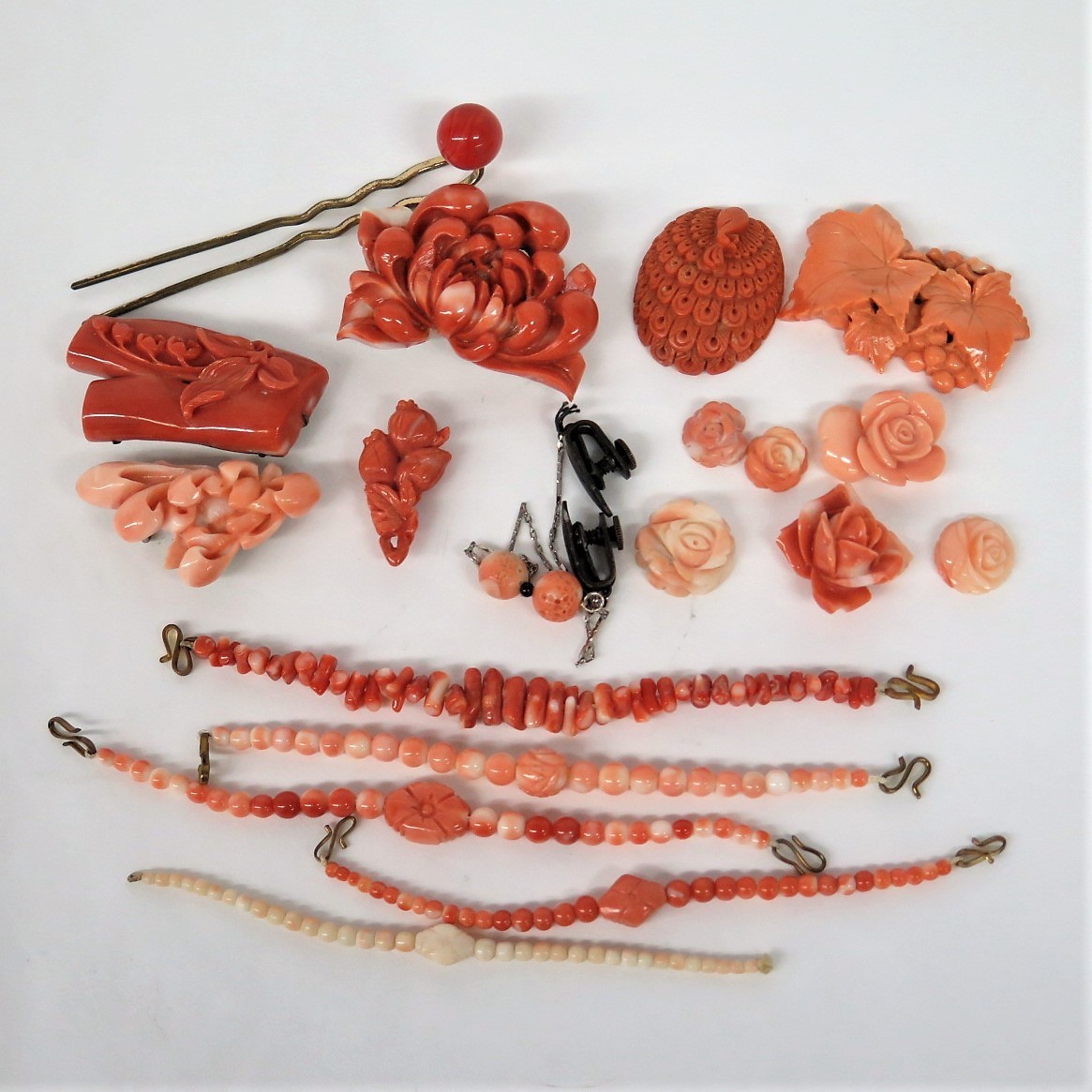 セール  時代 アンティークブローチ花彫刻 珊瑚 桃色サンゴ 帯留め 和装小物 彫刻/オブジェクト