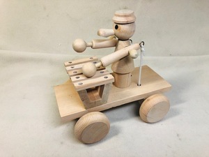 【USED：美品】木製玩具　木のおもちゃ　手押し車　木琴を弾く人形　大きさ：18×12×17㎝