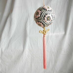 オリジナル手毬 黒地、ピンク グレー花 手まり径 約9.5cm 伝統ある飾り手まり つるし飾り工芸品の画像3