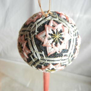 オリジナル手毬 黒地、ピンク グレー花 手まり径 約9.5cm 伝統ある飾り手まり つるし飾り工芸品の画像5