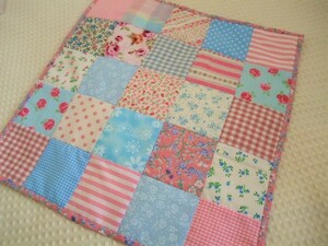 Art hand Auction Tapiz de tapete libre de patchwork hecho a mano azul y rosa★ Envío 140 yenes, de coser, bordado, Producto terminado, otros