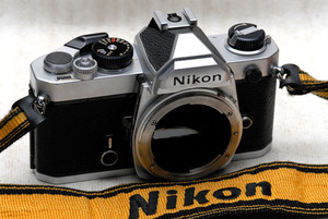 Nikon ニコン 人気の高級一眼レフカメラ FM 銀ボディ 希少な作動品（腐食なし）