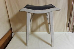 ■アンティーク 木製鋲打レザー張りチェア 家具 ホワイトイス 画廊 テラス椅子