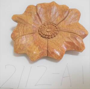 木彫りのお花の形のブローチ