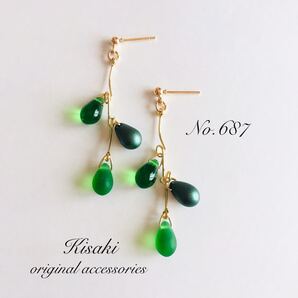 No.687*チェコティアドロップ3連ひねりゆらゆらピアス(グリーン)
