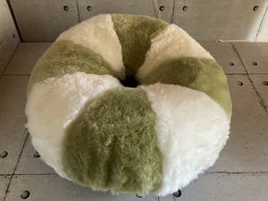 ムートンツートン円座グリーンホワイト系IMR38-GN　ムートン王国　https://iwai-mouton.jp/moutoncushion-shearlingcushionimr38-gn/