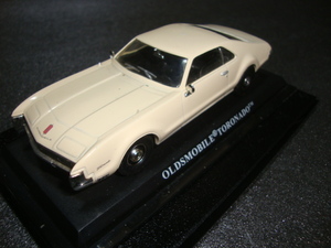 1/43 OLDSMOBILE TORONADO ベージュ アメ車 中古