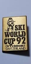 【雑貨】1992年ワールドカップスキー世界大会(グリンデルバルド、SKI WORLD CUP GRINDELWALD)のバッジ(金属製、未使用)です。_画像1