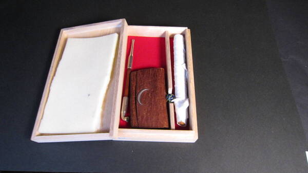 ○ 網代笹図筒堤煙草入・提げ物・喫煙具・嗜好品・一山・桐箱付き (3)
