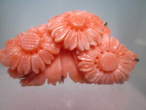 ☆本珊瑚 菊花彫刻の帯留め 11,68g 共ケース付 未使用品