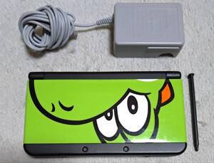NEW NINTENDO 3DS NEWニンテンドー3DS ブラック 中古品 本体カバーに傷有り 全体綺麗 充電器 タッチペン SDカード(4GB)付き 送料無料