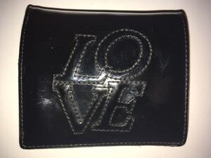 黒エナメル二つ折り財布