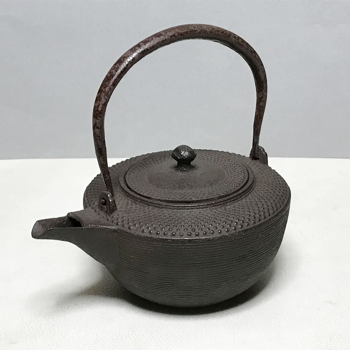 希少 黒入荷! e1620 銚子 鉄製 糸目 合わせ箱 酒注 酒器 鉄瓶 茶道具 【国内発送】 e1620 銚子 茶道具 鉄瓶 酒器 酒注 合わせ箱 糸目 鉄製 金属工芸