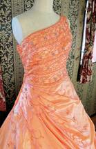 Mille Fusion豪華なビーズ装飾が施されたワンショルダーの高級ウエディングドレス9号Mサイズオレンジカラードレス_画像6