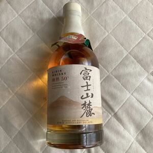 アンティーク.幻のウイスキー.ＫIＲI N.ＷＨISＫＹ.樽熟50.富士山麓.無開封.完品.重さ.約600g.横幅.約8.5cm.高さ約23.5cmです.