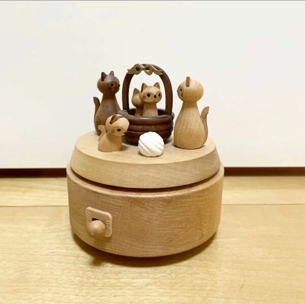 ウッダーフルライフ　猫の家族　木製オルゴール